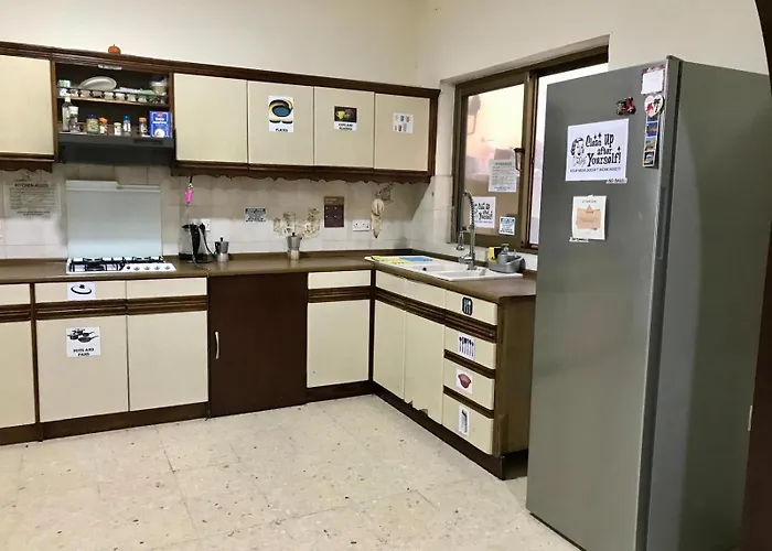 Private St Julians بيت شباب *