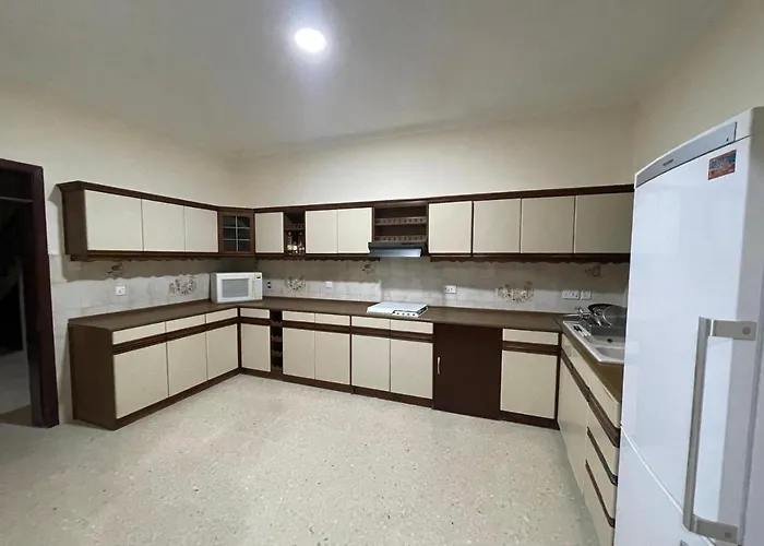 Private St Julians بيت شباب