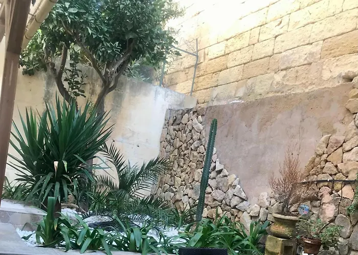 Private St Julians بيت شباب